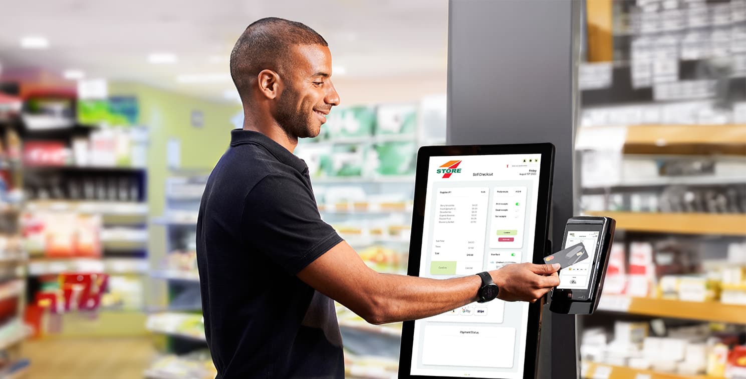 Kunde nutzt einen mobilen POS-Touchscreen, um eine Transaktion in einem Convenience-Store abzuschließen und moderne Point-of-Sale-Technologie jenseits der klassischen Kasse zu veranschaulichen.